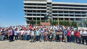 İzmir'de gazeteciler sosyal medya yasasını protesto etti
