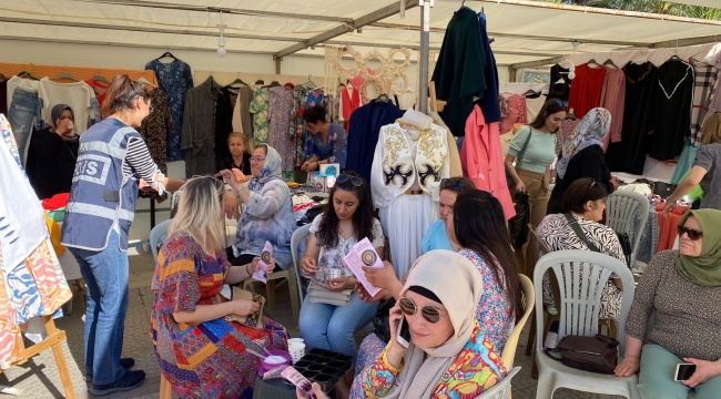 Kadınlara aile içi şiddeti anlatan broşür dağıtımı