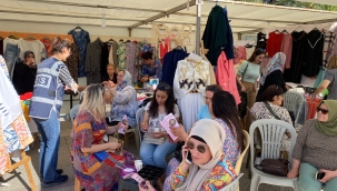 Kadınlara aile içi şiddeti anlatan broşür dağıtımı