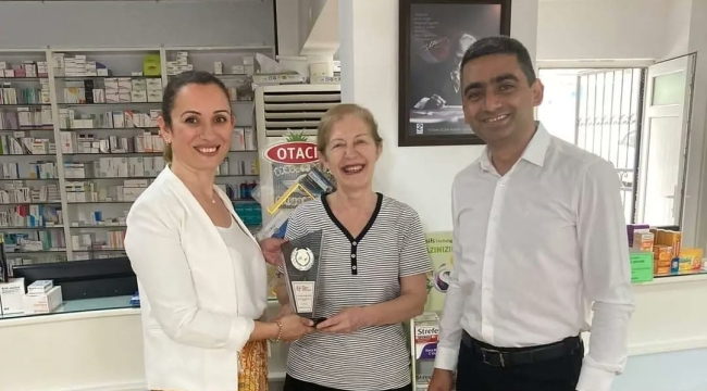 Meslekte 40. yılı dolduran eczacılara plaket
