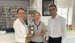 Meslekte 40. yılı dolduran eczacılara plaket