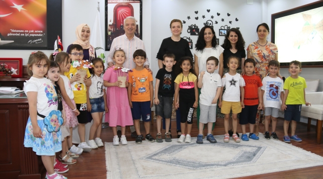 Minik öğrencilerin başkan sevgisi