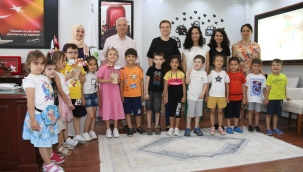 Minik öğrencilerin başkan sevgisi