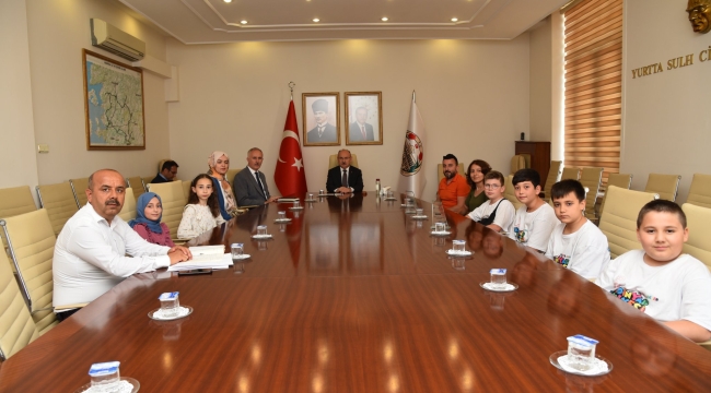 Mucit tasarımcılar vali Karadeniz'i ziyaret etti