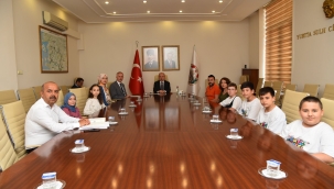 Mucit tasarımcılar vali Karadeniz'i ziyaret etti