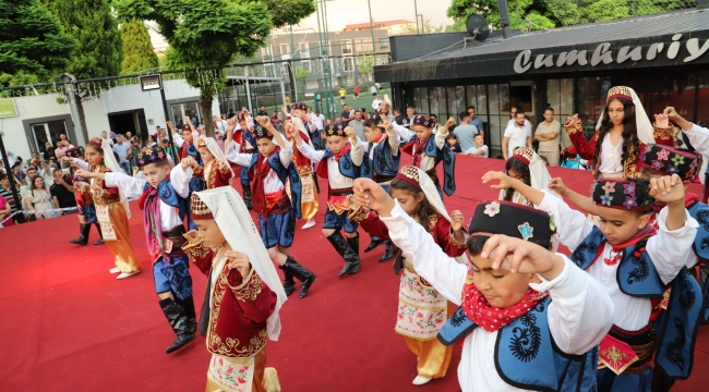Saruhanlı' da 20 halk oyunu ekibi hünerlerini sergiledi