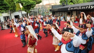 Saruhanlı' da 20 halk oyunu ekibi hünerlerini sergiledi