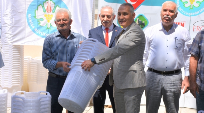 Üzüm üreticilerine sepet dağıtıldı