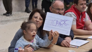 Vali ve eşi sevgilerini engellilerle paylaştı