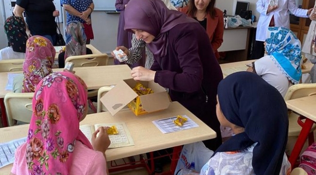 AKP'il kadınlar ziyeret ettikleri çocuklara kek ve büsküvi dağıttı