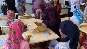 AKP'il kadınlar ziyeret ettikleri çocuklara kek ve büsküvi dağıttı