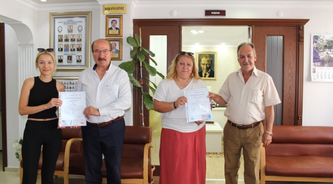 Emlak danışmanları belgelerini aldı