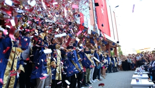 Mezuniyet töreninde renkli görüntüler