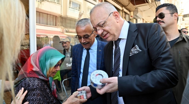 MHP'li başkan Ergün, aç vatandaşlara iğne iplik dağıttı