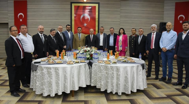 Polisevinde bayramlaşma