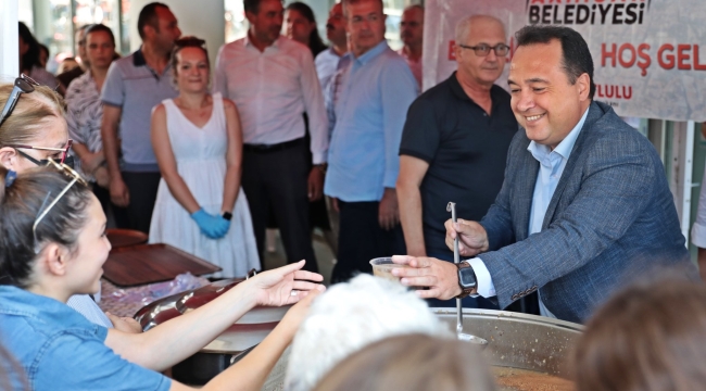 Akhisar'da bereketin,simgesi aşure dağıtımı