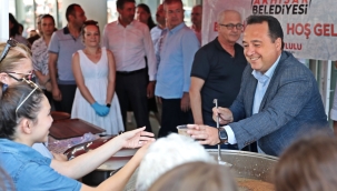 Akhisar'da bereketin,simgesi aşure dağıtımı