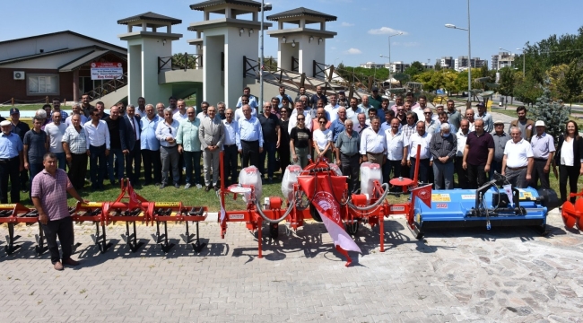 Akhisar'da çitçilere hibeli makine-ekipman dağıtımı 