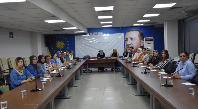 AKP'li 17 ilçe kadın kolları başkanı toplandı