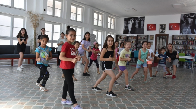 Alaşehir'de dans ederek öğreniyorlar