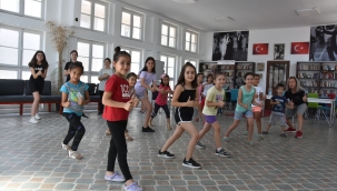 Alaşehir'de dans ederek öğreniyorlar