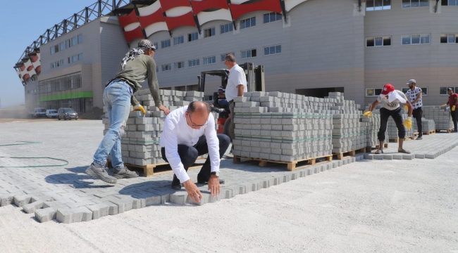 Başkan Akın işçilerle birlkte taş döşedi