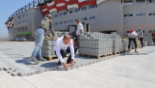 Başkan Akın işçilerle birlkte taş döşedi