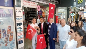 Bayraklar İYİ partiden 