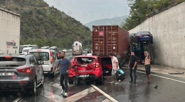 Çok sayıda araçın karıştığı kazada 3 kişi yaralandı