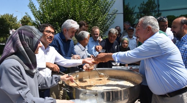 Hızlı, vatandaşa aşure dağıttı