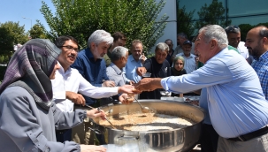 Hızlı, vatandaşa aşure dağıttı