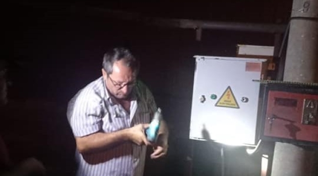Karanlıkta kalan çiftçilerin imdadına belediye yetişti