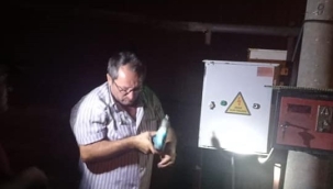 Karanlıkta kalan çiftçilerin imdadına belediye yetişti