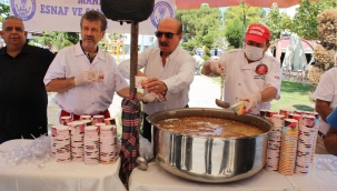 MESO'nun aşure kazanı Muradiye'de vatandaşlar için kaynadı