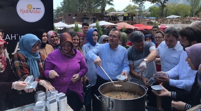 Milletvekilleri aşure dağıttı
