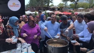 Milletvekilleri aşure dağıttı