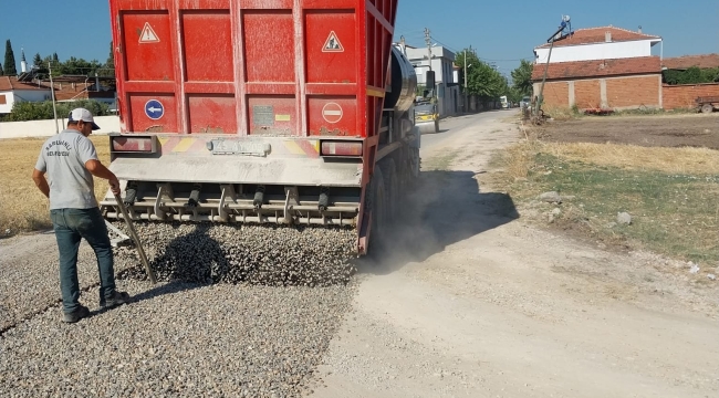 Saruhanlı'da belediye arazi yollarını asfatlıyor
