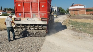 Saruhanlı'da belediye arazi yollarını asfatlıyor