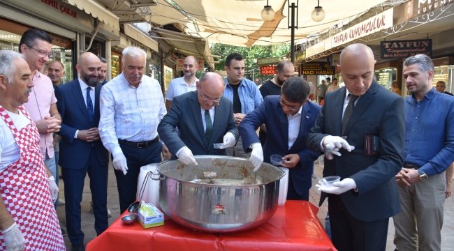Vali Karadeniz aşure dağıttı