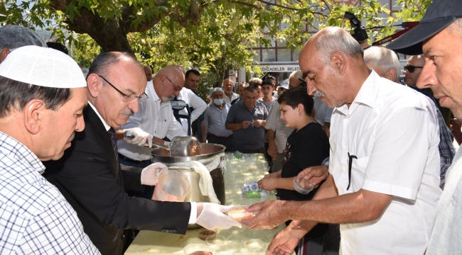 Vali Karadeniz aşure dağıttı