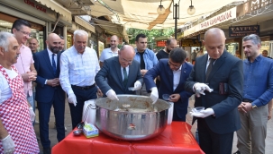 Vali Karadeniz aşure dağıttı