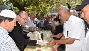 Vali Karadeniz aşure dağıttı