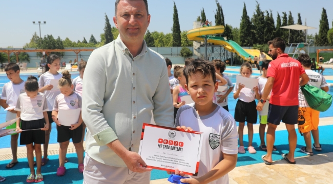 Yüzücüler sertifikalarını aldı