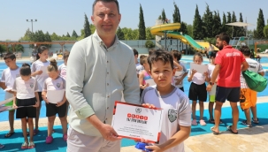 Yüzücüler sertifikalarını aldı