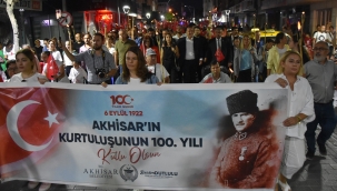 Akhisar'da görkemli fener alayı