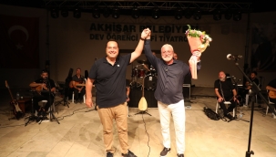 Akhisar'lılar Onur Akın'la çoştu