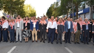 Kortej yürüyüşüne AKP'liler tam kadro katıldı