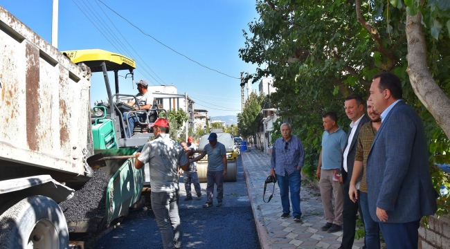 Belediye ürettiği asfaltla kilometrelerce yolu asfaltladı