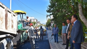 Belediye ürettiği asfaltla kilometrelerce yolu asfaltladı