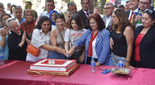 Cumhuriyet Halk partisinin 99.yılı pastası ile kutlandı